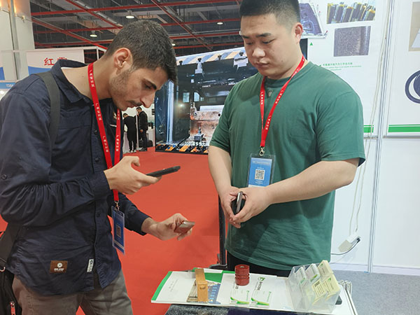 展会现场外国友人拍照询问