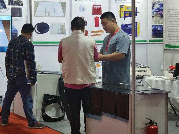 展会现场客户咨询介绍
